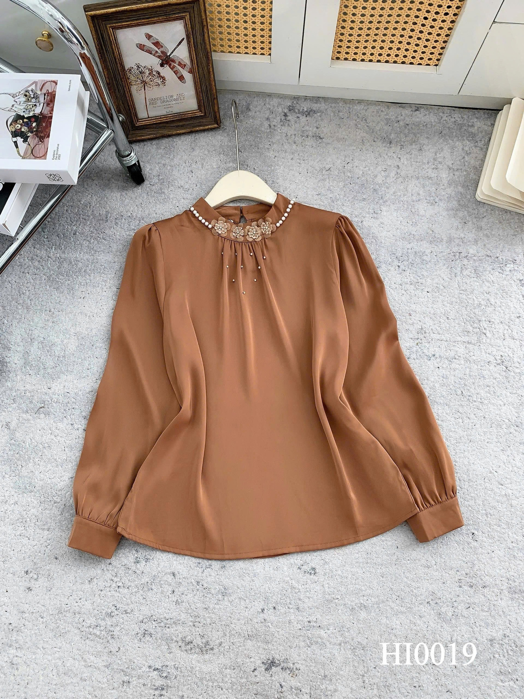 ÁO SƠ MI TAY DÀI CỔ TRÒN ĐÍNH HOA HI0019