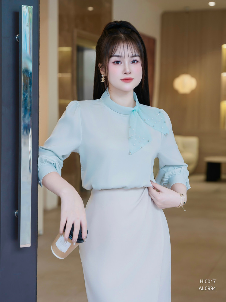 ÁO SƠ MI CỔ NƠ BÊN ĐÍNH NGỌC TRAI HI0017 Xanh Dương