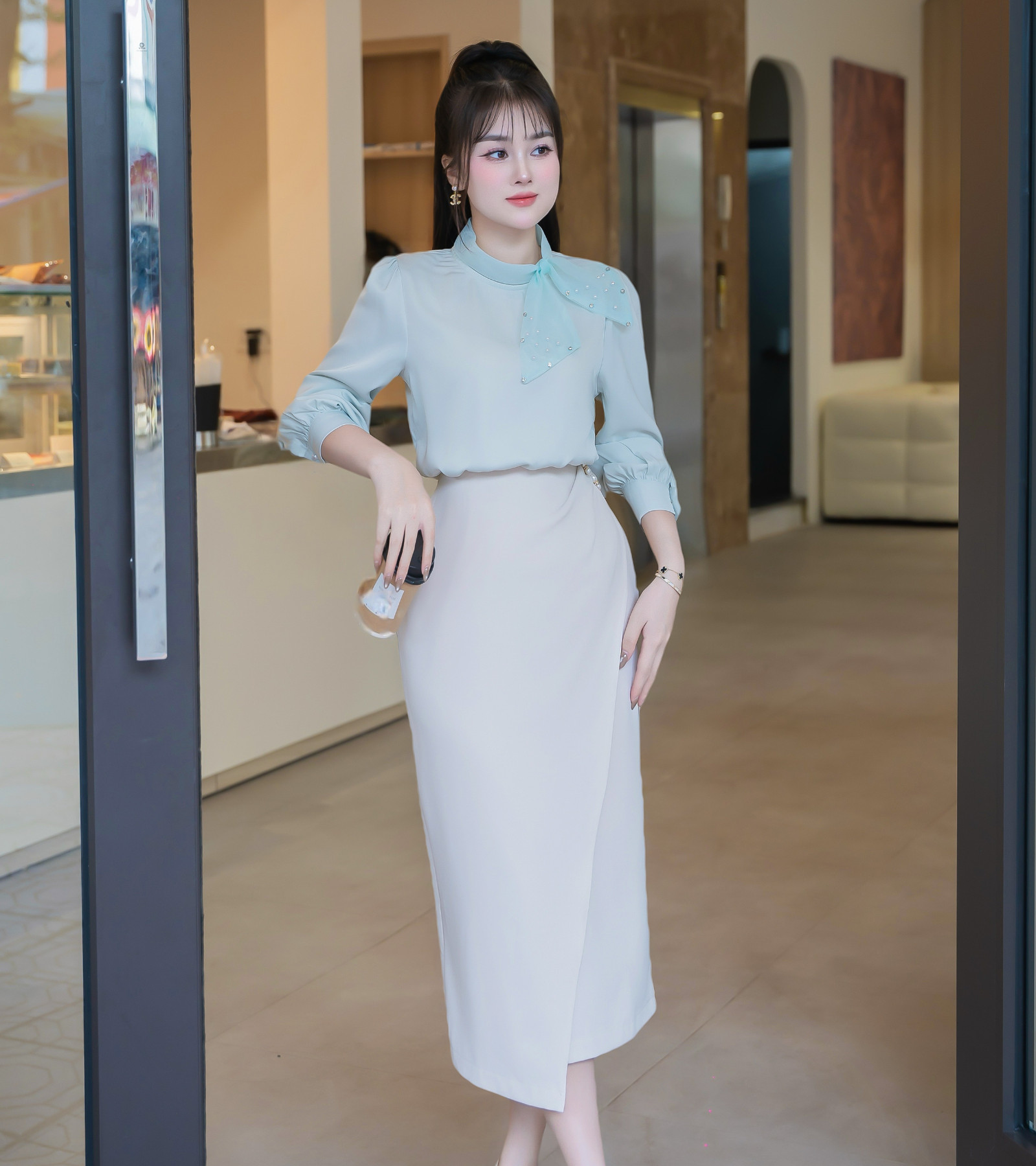 ÁO SƠ MI CỔ NƠ BÊN ĐÍNH NGỌC TRAI HI0017